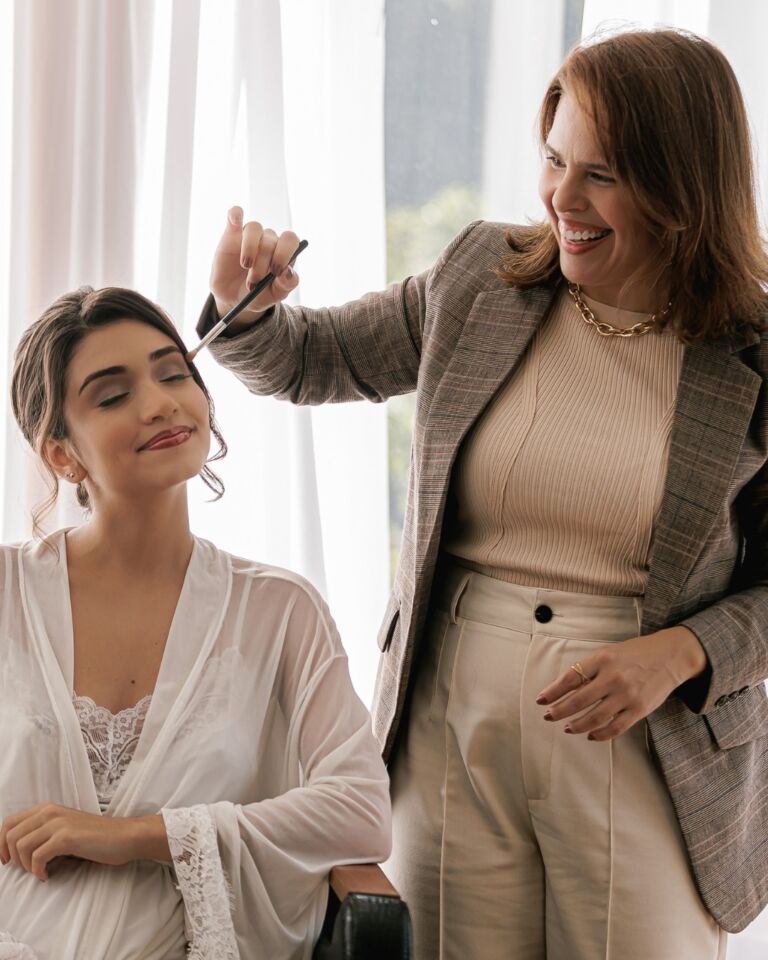 Maquiadora aplicando visagismo em noiva para maquiagem personalizada e única